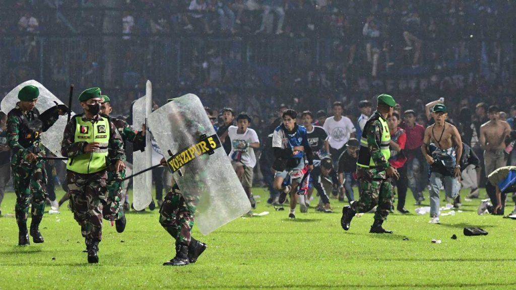 Comisión de DD.HH. asegura que hay indicios de abuso policial en tragedia de Indonesia