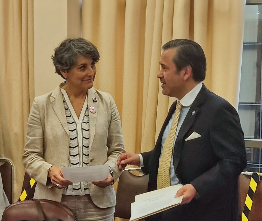Agustín Romero entrega carta a ministra de Salud por nuevo retraso en hospital de Zona Norte de la RM