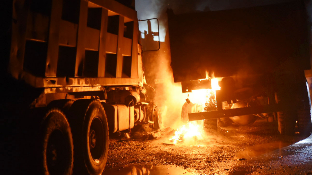 Ataque incendiario en la región de Los Ríos: Encapuchados queman 19 vehículos de una empresa constructora