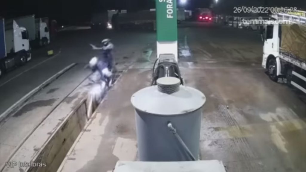 Brasil: “Motochorros” caen a zanja tras robar en una bencinera