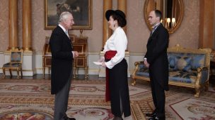 Embajadora de Chile en Reino Unido presentó cartas credenciales al Rey Carlos III: Ocupó elegante traje