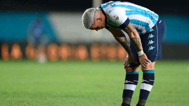“Hacete cargo, cagón”: barristas de Racing cuelgan lienzos contra Enzo Copetti