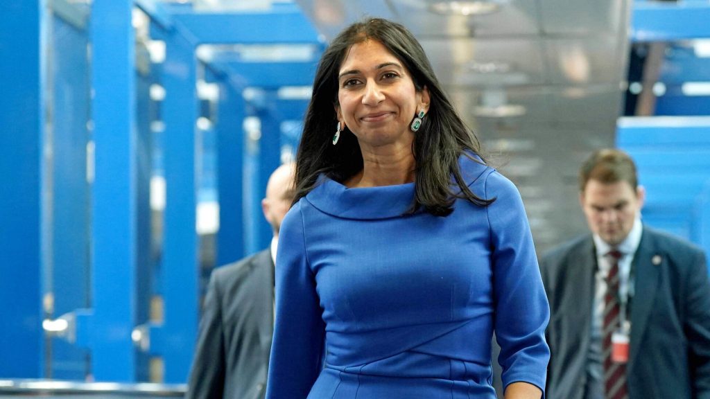 Ministra británica dice “soñar con aviones que deporten” a migrantes irregulares