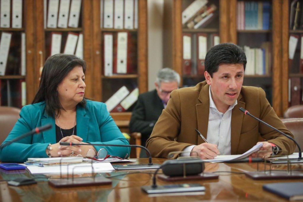 Avanza proyecto de Ley del diputado Mauro González que busca un permiso prenatal para padres de “zonas extremas”