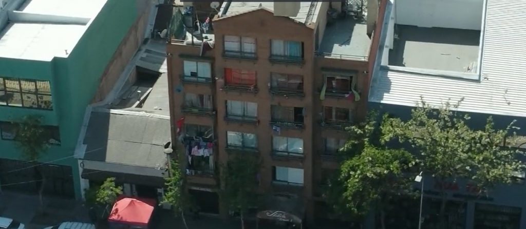 “Se tomó completamente, desde el estallido social hasta hoy”: Dueño de edificio ubicado en Meiggs denunció masiva toma ilegal