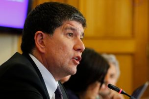 Sin mirar atrás: Subsecretario Monsalve se retira de la Comisión Política