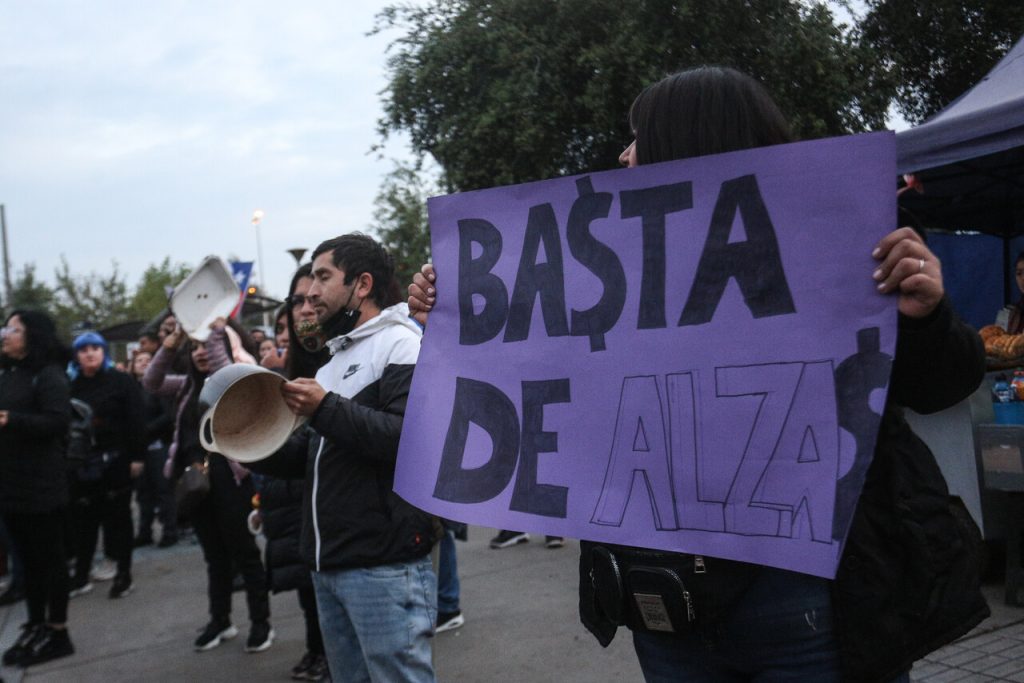 Vecinos de Peñalolén protestaron por alzas: “Se ha encarecido la vida en Chile y no sabemos cómo solventarla”