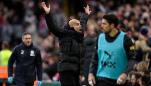 A Guardiola le tiraron monedas en Anfield: 