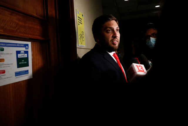 “Ustedes están a espaldas de Chile…”: Raúl Soto fue increpado por personas que se oponen a nuevo proceso constitucional