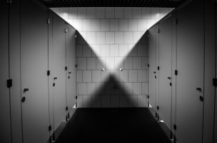 Atrapan a pervertido que grababa a mujeres en el baño de la Universidad de Magallanes
