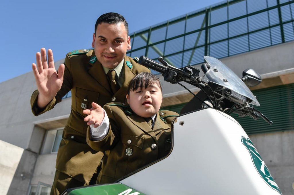 Carabineros de la Comisaría Aeropuerto nombra funcionario honorario a niña de 8 años