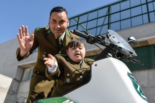Carabineros de la Comisaría Aeropuerto nombra funcionario honorario a niña de 8 años