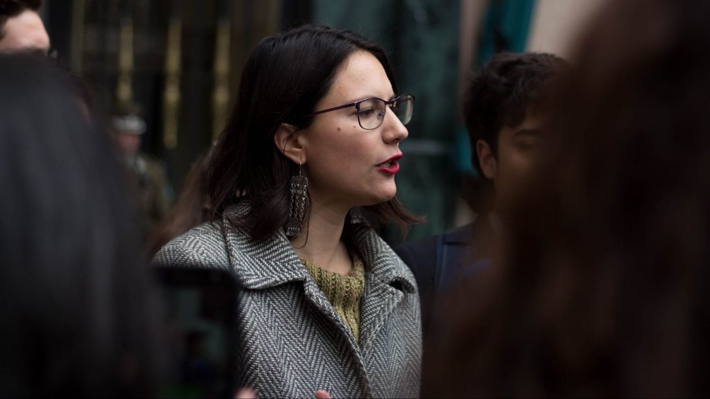 Alcaldesa Hassler por agresión a uniformados e inspectores en Plaza de Armas: “Necesitamos más Carabineros”