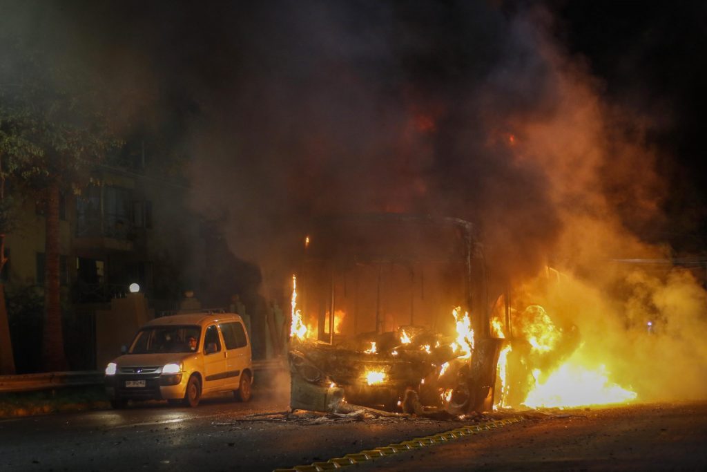 Queman bus del Transantiago en el exterior de la UMCE: sujetos intimidaron a conductor con armas de fuego