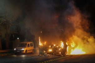 Queman bus del Transantiago en el exterior de la UMCE: sujetos intimidaron a conductor con armas de fuego