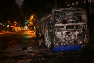 Delegación Presidencial de la Región Metropolitana anunció querella por quema de bus