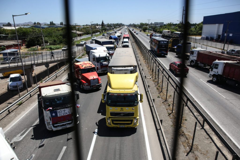 Paro de camioneros continúa: Gobierno y representantes no lograron acuerdo
