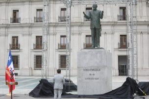 Inauguran estatua del expresidente Aylwin en La Moneda