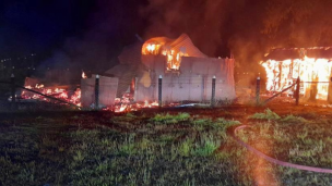 Ataque incendiario en La Araucanía: Desconocidos queman una casa y una bodega en Freire