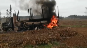 Nuevo ataque incendiario en La Araucanía: Encapuchados armados intimidan a trabajadores y queman al menos seis vehículos