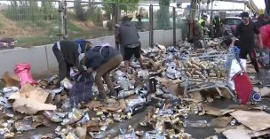 Miles de cervezas quedan en la calle tras caer de un camión en Lo Valledor