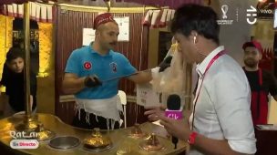 El divertido momento que vivió Roberto Cox con vendedor de helados durante despacho en Qatar