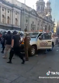 Comerciantes ambulantes agreden a Carabineros que retiraron mercadería en Plaza de Armas