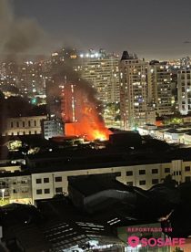 Masivo despliegue de Bomberos para combatir gigantesco incendio en cité de Santiago Centro: Una víctima fatal