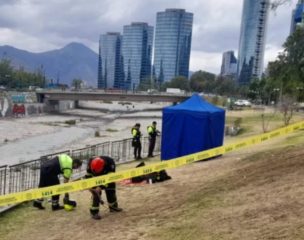 Hallan cuerpo de hombre en la ribera del río Mapocho: Se investiga homicidio