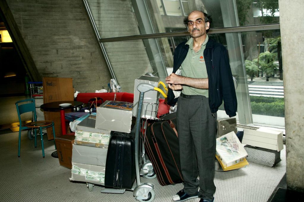 Refugiado iraní que inspiró la película “La Terminal” murió en el aeropuerto de París