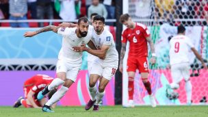 Irán sorprende sobre el final a Gales en el Grupo B