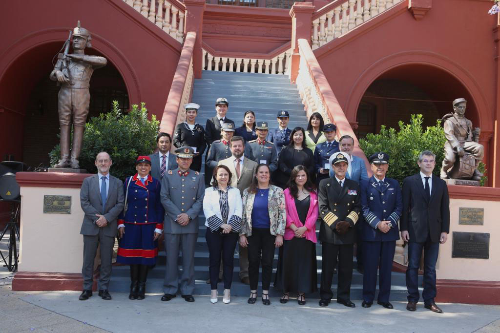 Ministra de Defensa y comandantes en jefe de las Fuerzas Armadas conmemoraron por primera vez el Día Nacional de las Cantineras