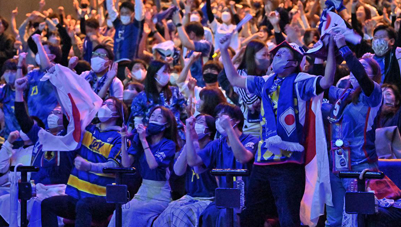 El respetuoso festejo de los hinchas japoneses tras la victoria sobre Alemania