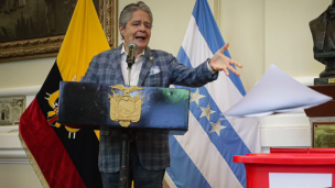 Presidente de Ecuador firma nueva Ley de Comunicación para que los medios puedan 