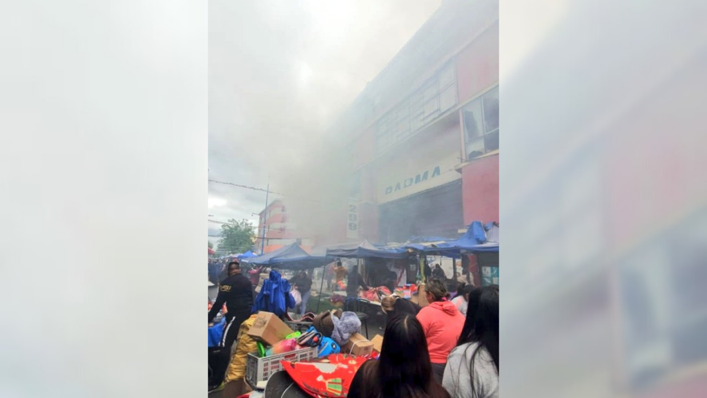 Bomberos combate incendio que afecta a “mall chino” de Santiago