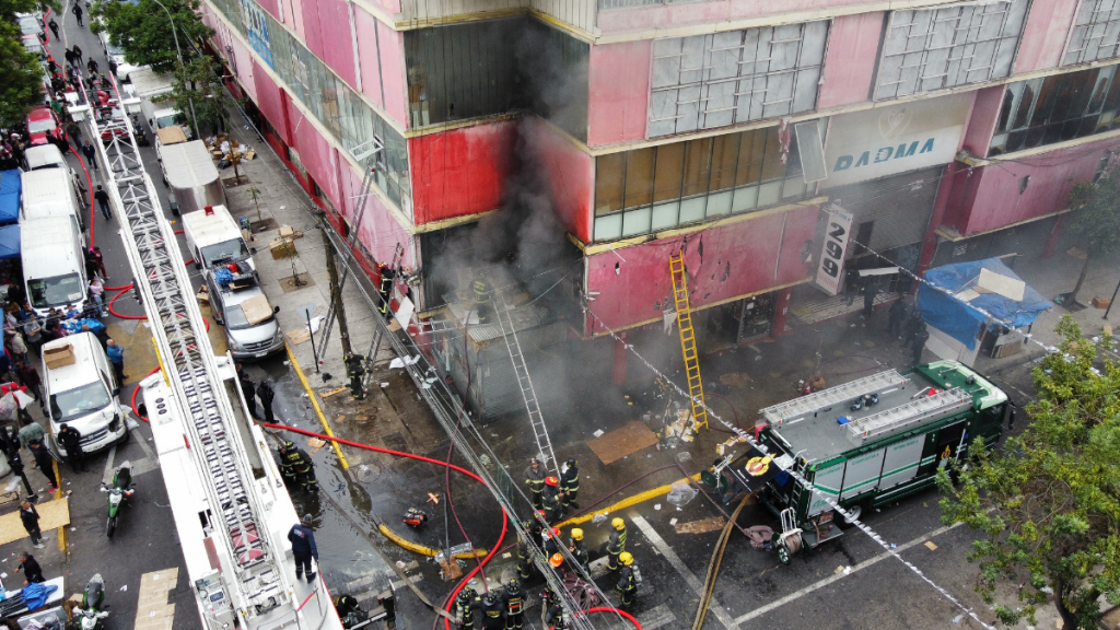 Incendio en “mall chino” fue controlado: Delegada RM critica presencia de “toldos azules” por dificultar acceso de Bomberos