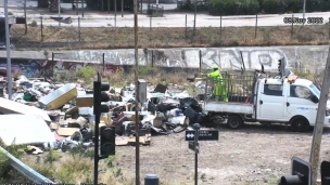 Sorprenden a concesionaria de la Ruta 78 tirando basura y desechos en calles de Pedro Aguirre Cerda