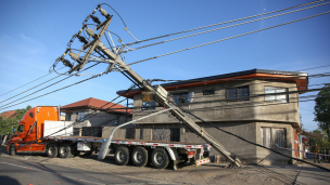 Camión derribó al menos 14 postes de luz en la comuna de San Joaquín