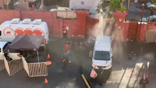 Incidentes en Santa Laura: barristas de la U ingresan a la fuerza al estadio