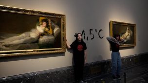 Dos activistas ecológicas se pegan a los marcos de 'Las Majas' de Goya en el Museo del Prado