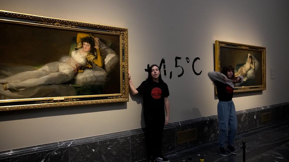 Dos activistas ecológicas se pegan a los marcos de ‘Las Majas’ de Goya en el Museo del Prado