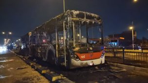 Sujetos quemaron bus del Transantiago en Pedro Aguirre Cerda