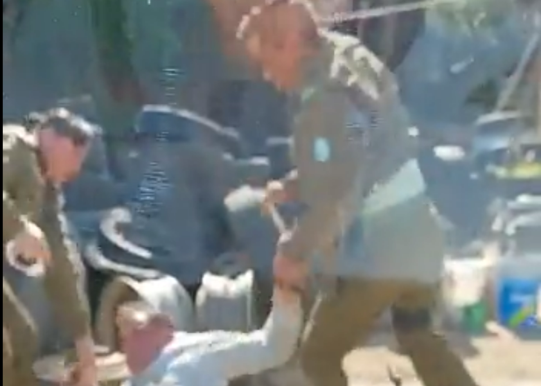 VIDEO | Dan de baja a dos carabineros tras golpiza a detenido