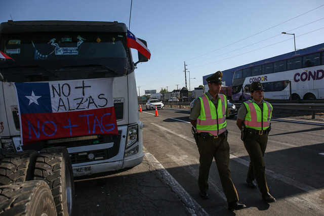“Quienes se tomen las vías…”: Carabineros advirtió a los camioneros que siguen bloqueando las rutas