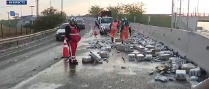 Por segunda vez en la semana: Camión con carga de cervezas se vuelca en la Costanera Norte