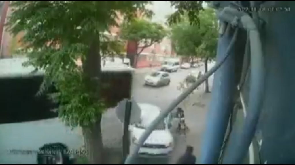 Chofer de bus choca a vehículo y agrede a fiscalizadores