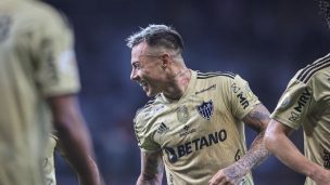 ¡En llamas! Edu Vargas marca de penal ante el Corinthians en Brasil