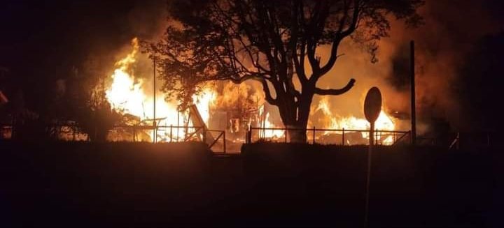 Resistencia Mapuche Malleco quema una escuela en rechazo a visita de Boric