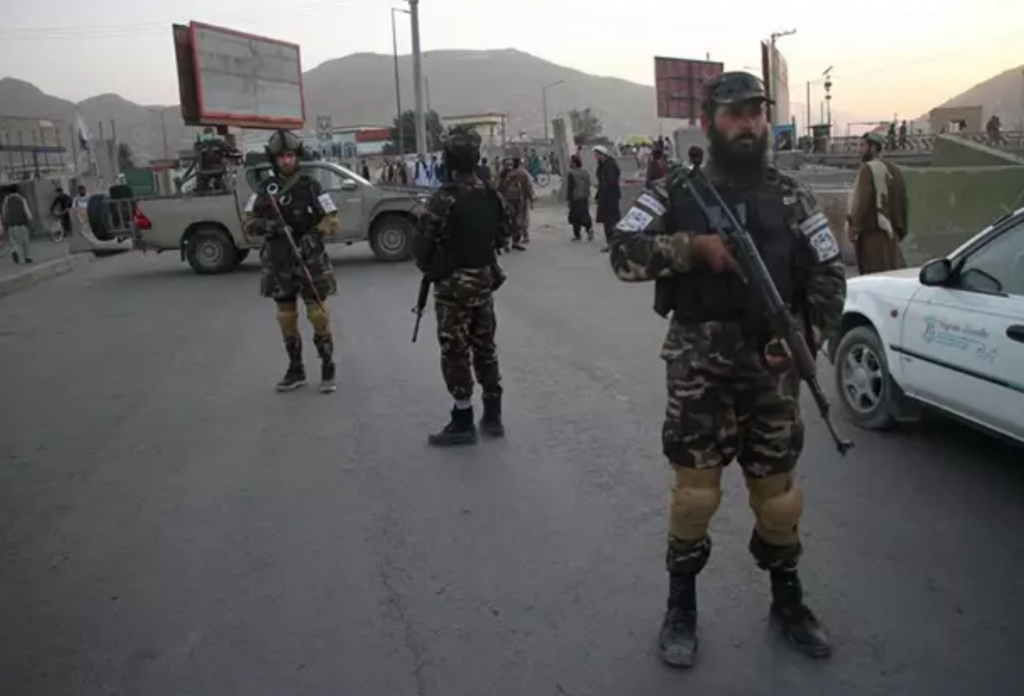 Afganistán: Azotan en público a 19 reos como “advertencia para otros criminales”