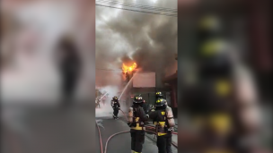 Incendio afecta a local comercial de Maipú